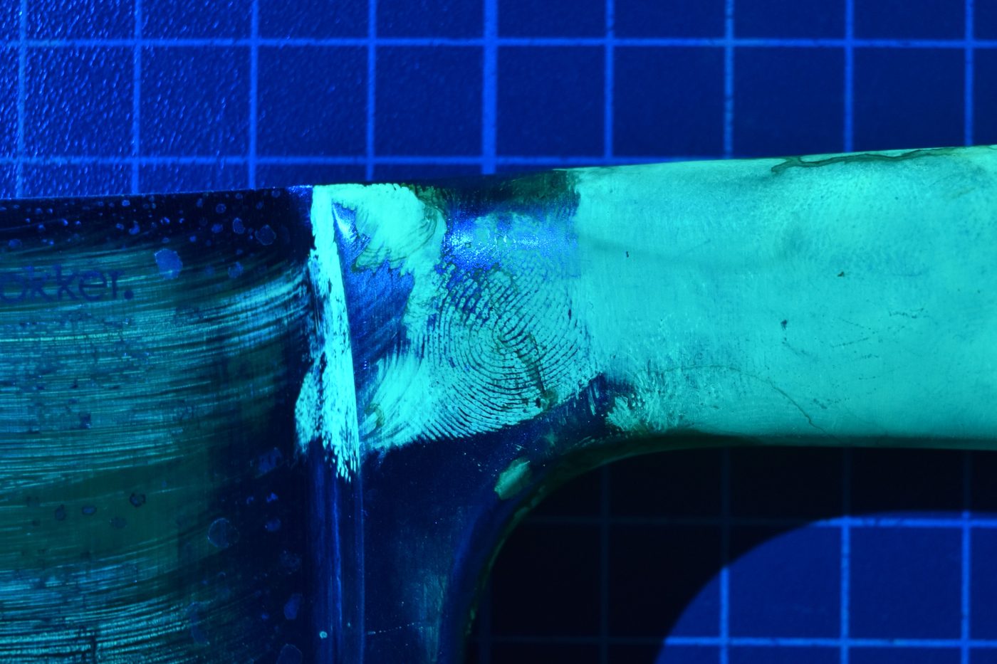 Forensische opname van een vingerspoor onder UV-belichting